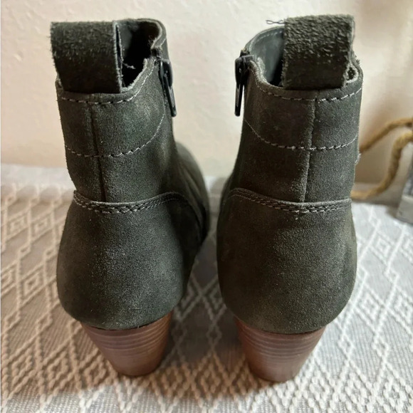 Diba Sophia Green Suede Ankle Boots. Size 7.5, 2 1/2” heel. Side Zipper. - Picture 3 of 9